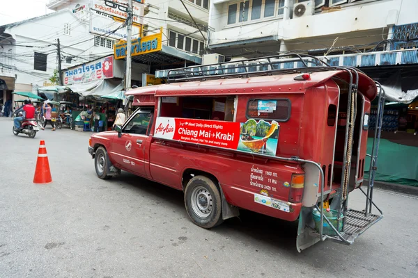 Taxi rojo coche correr por las calles en busca de clientes — Foto de Stock