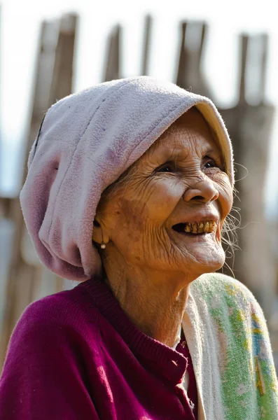 Uma velha mulher étnica mon não identificada posa para a foto . — Fotografia de Stock