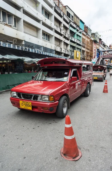 Táxi vermelho carro correr pelas ruas à procura de clientes — Fotografia de Stock