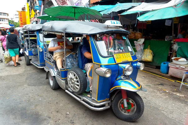 Tuk Tuk ou sam-lor correm pelas ruas — Fotografia de Stock