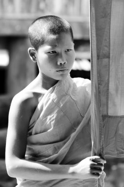 kimliği belirsiz bir genç acemi keşiş 12 yaşında phot için poz veriyor.