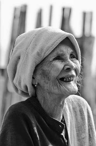 Uma velha mulher étnica mon não identificada posa para a foto . — Fotografia de Stock