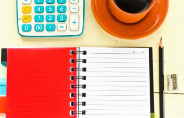 Ofis malzemelerinin olduğu defter.