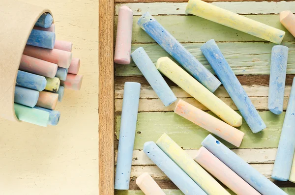 Kleurrijke krijtjes op tafel — Stockfoto