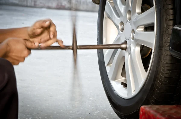 Replacing damaged wheel drive vehicle — Stock Photo, Image