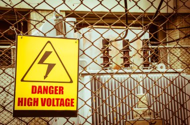 Tehlike yüksek voltaj uyarı işareti 