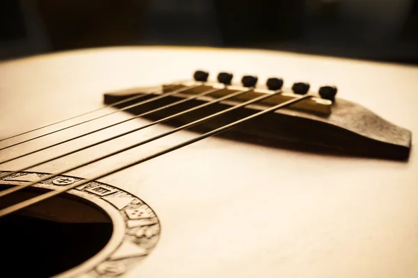 Guitarra acústica foco em ponte e cordas — Fotografia de Stock