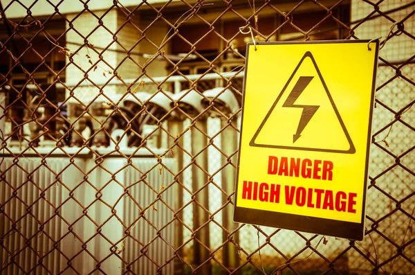 Danger signe d'avertissement haute tension — Photo