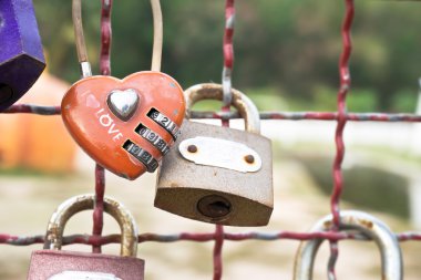 Kırmızı kalp şeklinde asma kilit