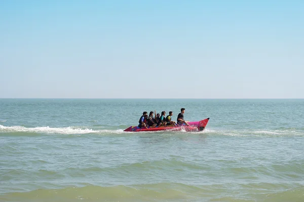 Turistas disfrutando de paseo Banana Boat aventura —  Fotos de Stock