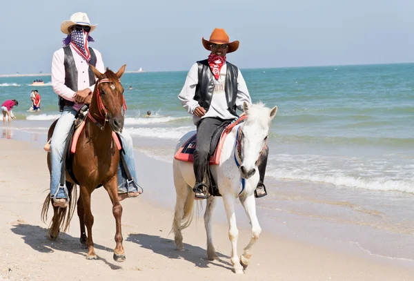 Люди їдуть на коні назад в Cha - am пляж — стокове фото