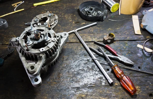 Motor parçaları tamiri natürmort