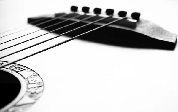Gitara akustyczna skupić się na most i smyczki — Zdjęcie stockowe