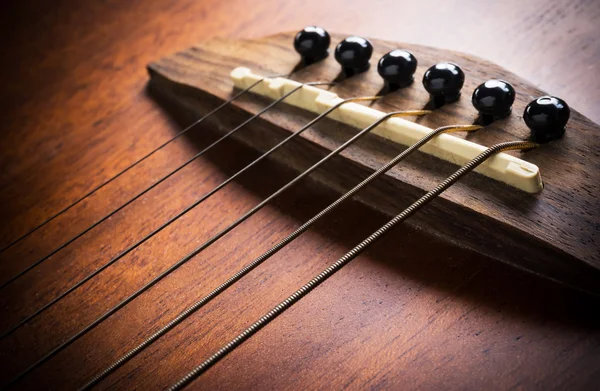Guitarra acústica foco em cordas — Fotografia de Stock
