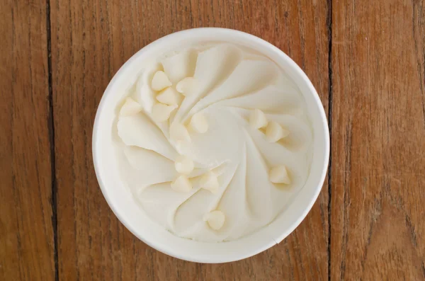 Beyaz çikolatalı İtalyan dondurma küvet — Stok fotoğraf