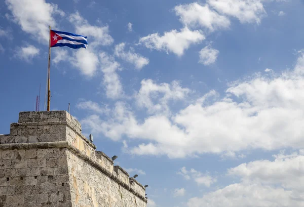 Bandeira cubana no topo da fortaleza do Morro — Fotografia de Stock