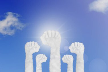 Ellerin bulutlu şekli mavi gökyüzünde yumruğunu kaldırdı..