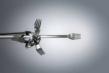Metal çatal şeklindeki kaos ve düzensizlik beyaz-gri arka planda düz bir metal çatala dönüşür. Psikoterapi ve psikoloji problem çözmede yardımcı olur. 3B illüstrasyon