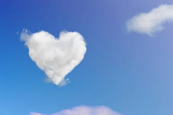 Coeur Forme Nuage Sur Ciel Bleu Fond Saint Valentin Image En Vente