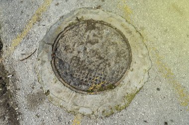 Atina 'da beton üzerine metal bir rögar kanalı