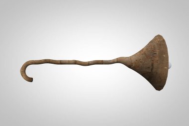 Yaşlıları ve yaşlı hakları kavramını gösteren megafon şeklinde yürüyen tahta çubuklar. 3B illüstrasyon