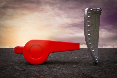 Whistle, yerde bulunan ve Whistleblower 'ın korumasını veya muhbirin sosyal güvenlik kavramını gösteren metal bir kalkan tarafından korunuyor. 3B illüstrasyon