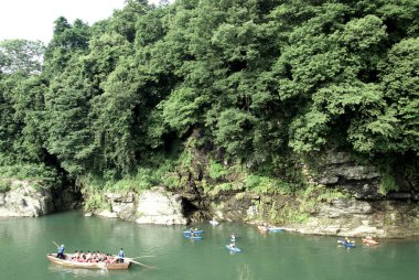 Nagatoro, Saitama Japonya 'da bir eğlence teknesi ve kanoyla nehirden aşağı yolculuk.       