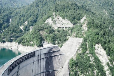 Kurobe Barajı ve betonla güçlendirilmiş dağ kenarı, Toyama Japonya