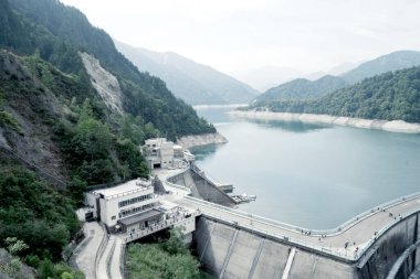 Tateyama, Toyama Bölgesi, Japonya 'daki Kurobe barajı ve turizm restoranı.. 