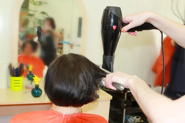 Peluquería hace peinado, corte de pelo —  Fotos de Stock