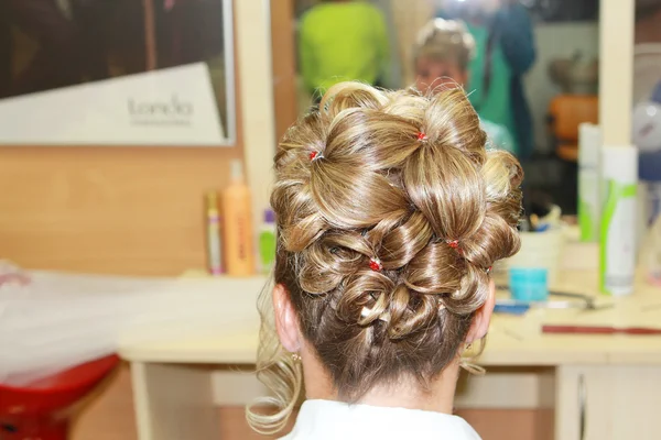 Cabeleireiro faz penteado, corte de cabelo — Fotografia de Stock