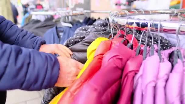 Kleidung Auf Der Straße Mann Kauft Ein Geht Durch Eine — Stockvideo