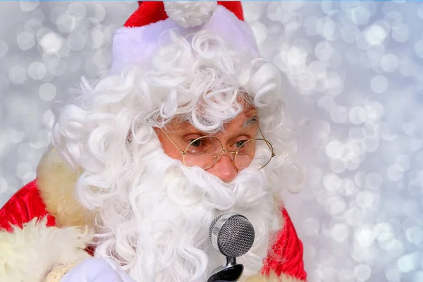 Papai Noel Idoso Terno Com Uma Barba Branca Canta Uma — Fotografia de Stock