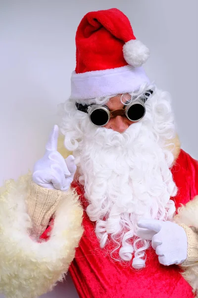 Idoso Santa Claus Terno Com Barba Branca Parabeniza Crianças Adultos — Fotografia de Stock