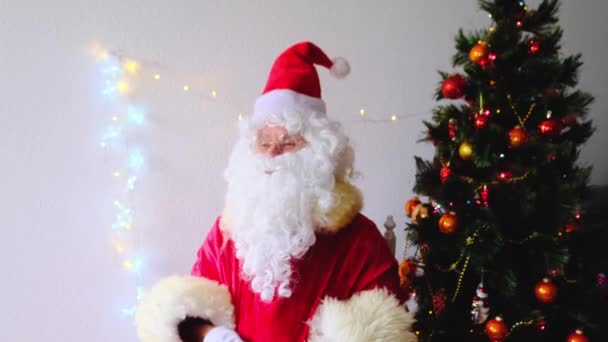 Anciano Santa Claus Con Barba Blanca Felicita Niños Adultos Sostiene — Vídeos de Stock