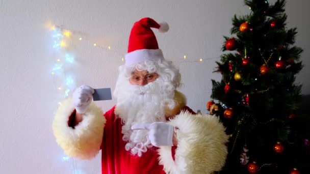 Ηλικιωμένος Άγιος Βασίλης Κοστούμι Λευκή Γενειάδα Συγχαίρει Παιδιά Και Τους — Αρχείο Βίντεο