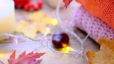 Çay fincanındaki çay fincanının kaplaması tabağın üzerindeki ahşap masa yeşil arka plan, balkabakları yalan, mumlar yanıyor, sabah konsepti, mevsimlik sonbahar havası, sağlıklı yaşam tarzı