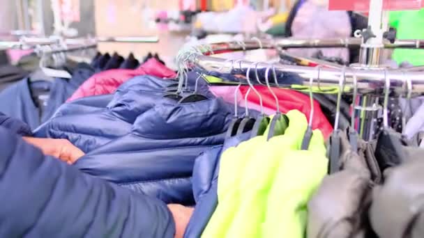 Roupas Rua Homem Faz Compras Passa Por Uma Linha Roupas — Vídeo de Stock