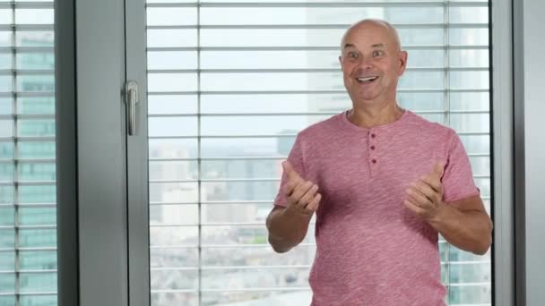 Glatzkopf Mittleren Alters Rosafarbenen Shirt Steht Fenster Büro Jubelt Applaudiert — Stockvideo