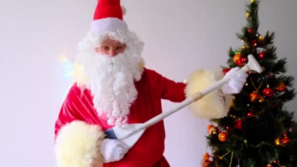 Ηλικιωμένος Άγιος Βασίλης Λευκή Γενειάδα Συγχαίρει Παιδιά Και Ενήλικες Κρατώντας — Αρχείο Βίντεο