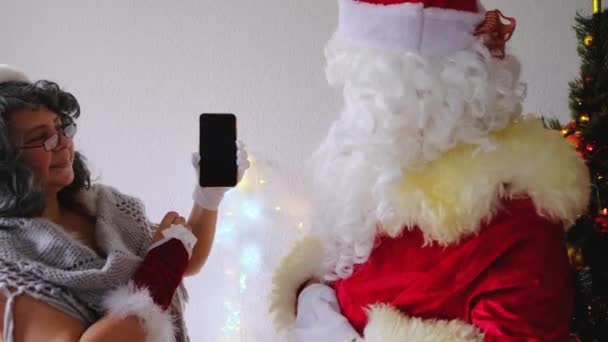 Idoso Santa Claus Com Sua Esposa Parabeniza Crianças Adultos Mostra — Vídeo de Stock