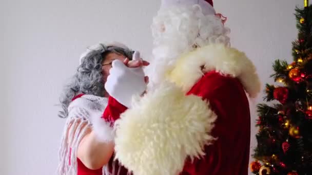 Idoso Santa Claus Com Barba Branca Dança Com Sua Esposa — Vídeo de Stock