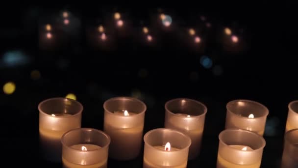 Nombreuses Bougies Brûlent Mystérieusement Devant Fenêtre Dans Obscurité Totale Des — Video