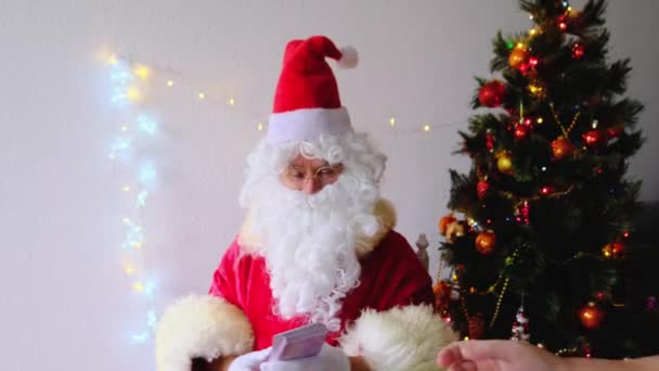 수염을 나이든 클로스는 아이들과 어른들을 축하하고 지폐를 초점을 맞추고 크리스마스의 — 비디오