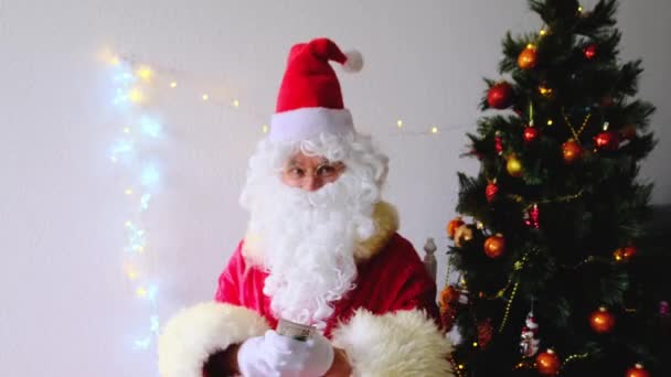 Oude Kerstman Met Witte Baard Feliciteert Kinderen Volwassenen Houdt Bankbiljetten — Stockvideo