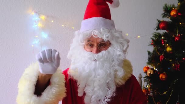 Vieux Père Noël Claus Dans Costume Avec Une Barbe Blanche — Video