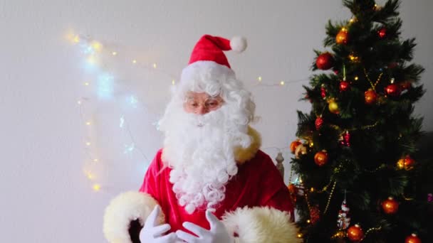 Elderly Santa Claus White Beard Congratulates Children Adults Holds Banknotes — Stock Video