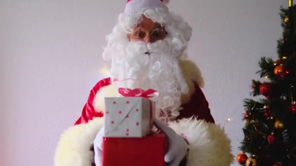 Idoso Santa Claus Com Barba Branca Parabeniza Crianças Adultos Segurando — Vídeo de Stock