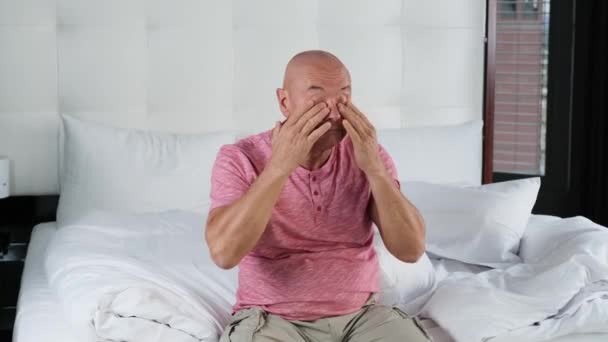 Mężczyzna Średnim Wieku Różowym Shirt Prostuje Białą Pościel Łóżku Mieszkaniu — Wideo stockowe