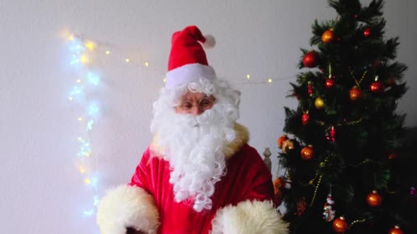 Święty Mikołaj Podeszłym Wieku Białą Brodą Gratuluje Dzieciom Dorosłym Trzyma — Wideo stockowe